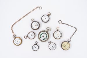 Lotto di 9 orologi da tasca in metalli diversi, fine secolo XIX - inizi secolo XX