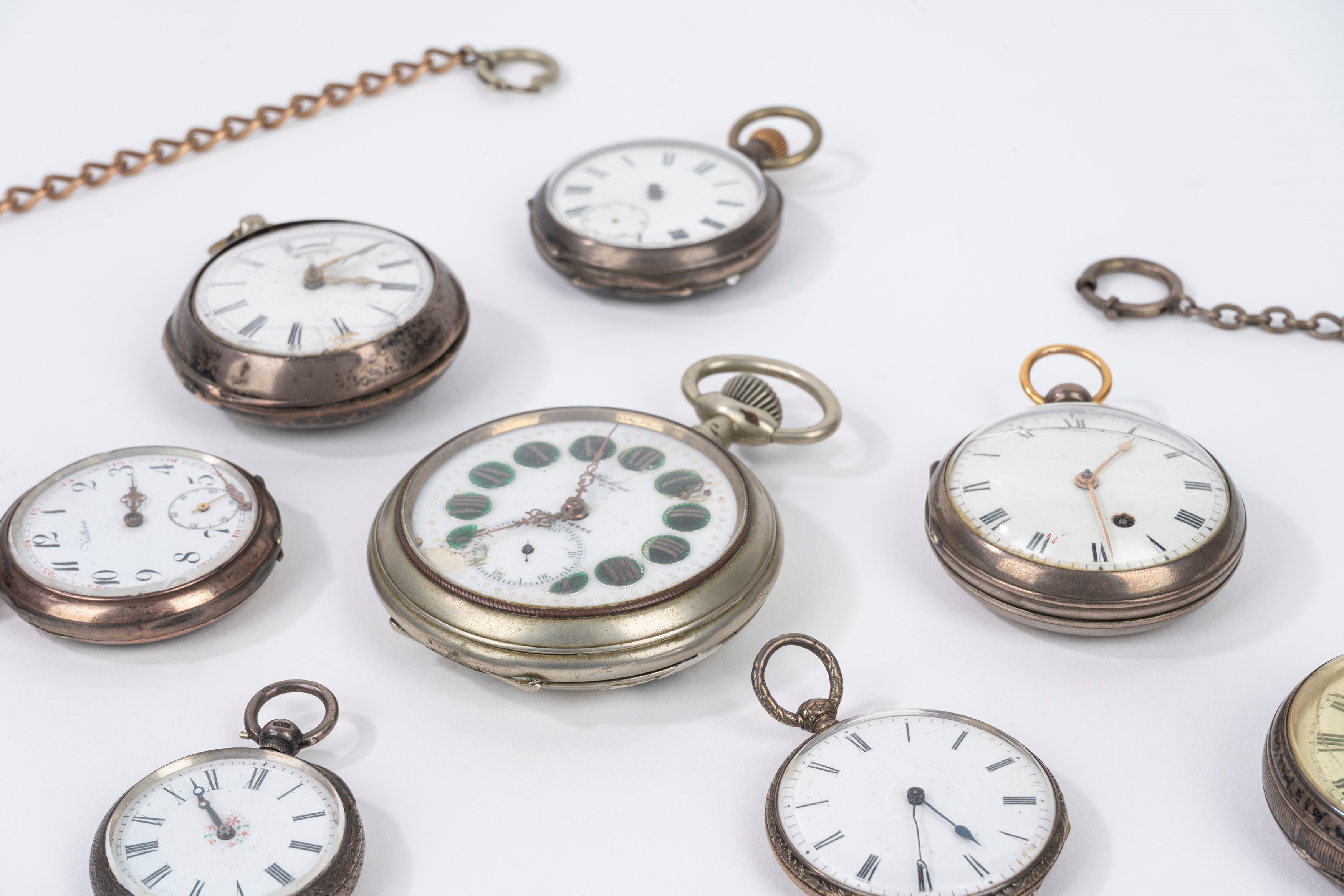 Lotto di 9 Orologi da Tasca in Metalli Diversi, Fine Secolo XIX - Inizi Secolo XX