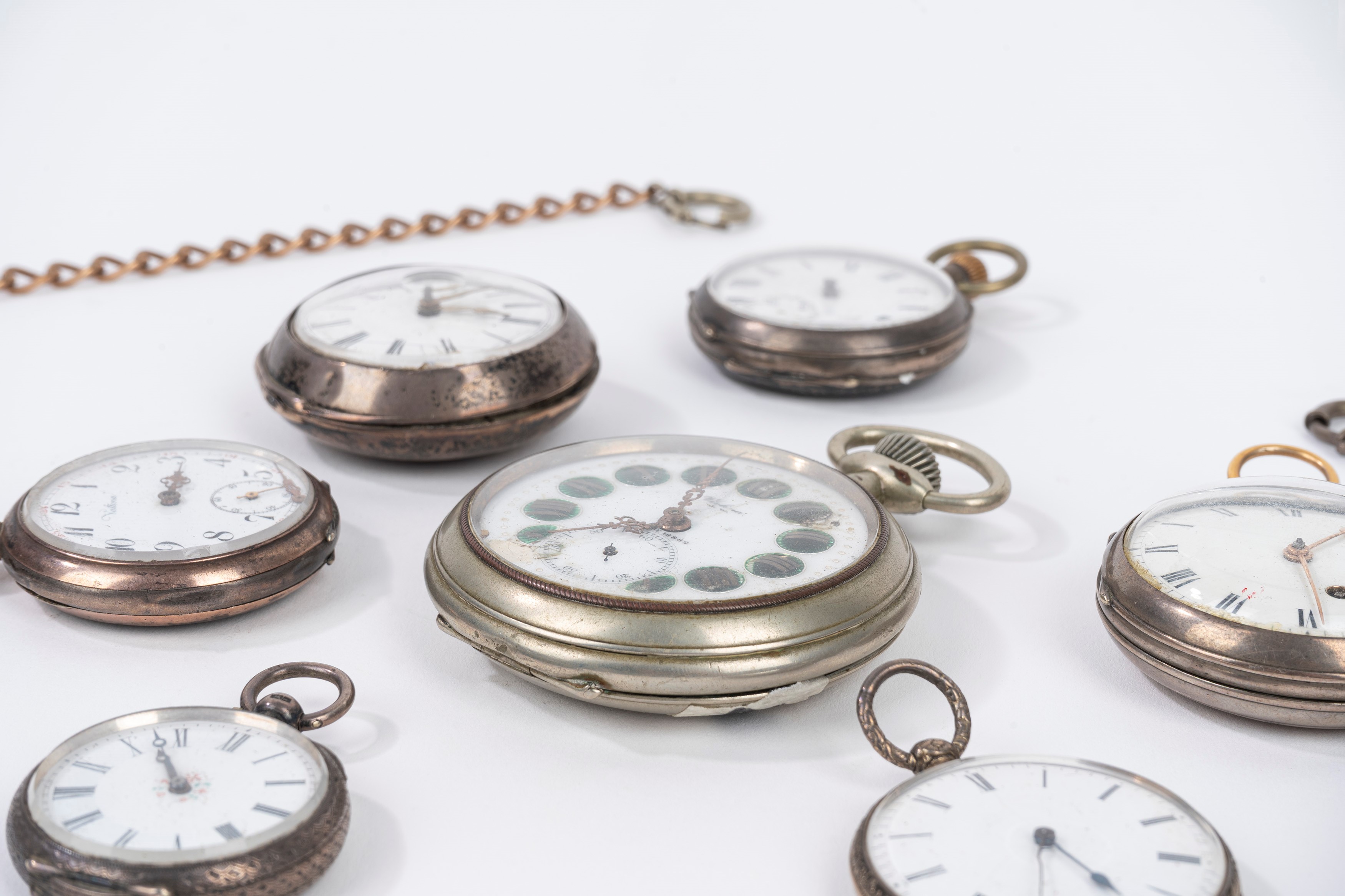 Lotto di 9 Orologi da Tasca in Metalli Diversi, Fine Secolo XIX - Inizi Secolo XX