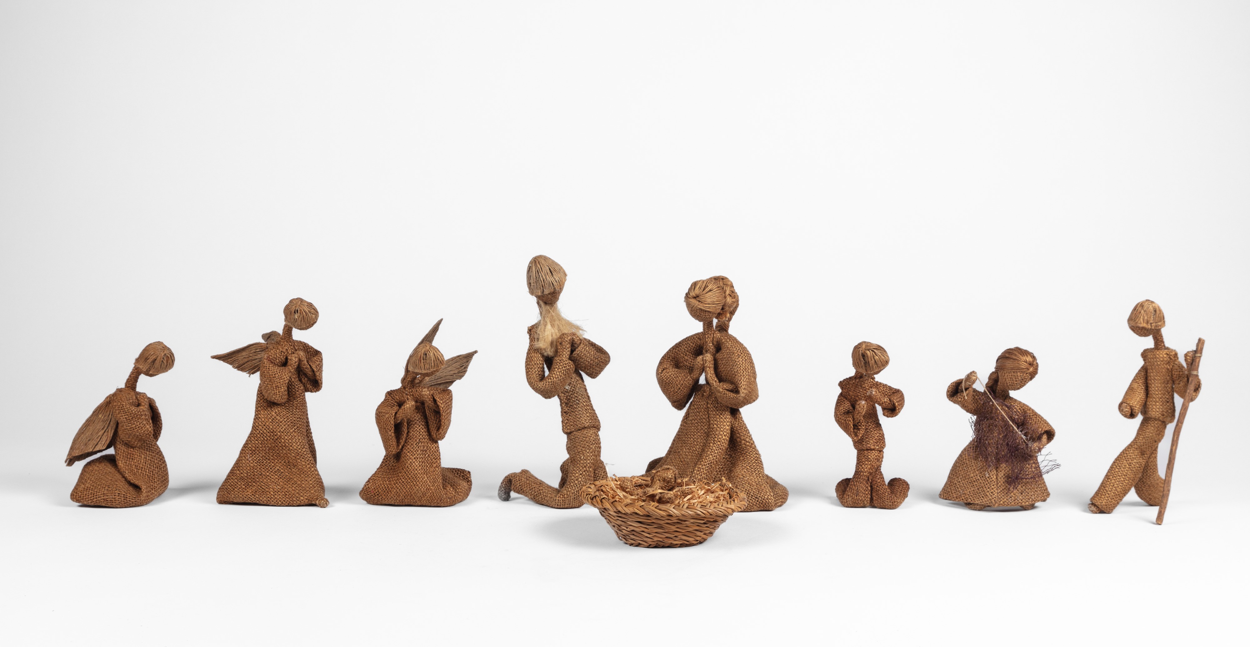 Presepio composto da 9 statuine in juta