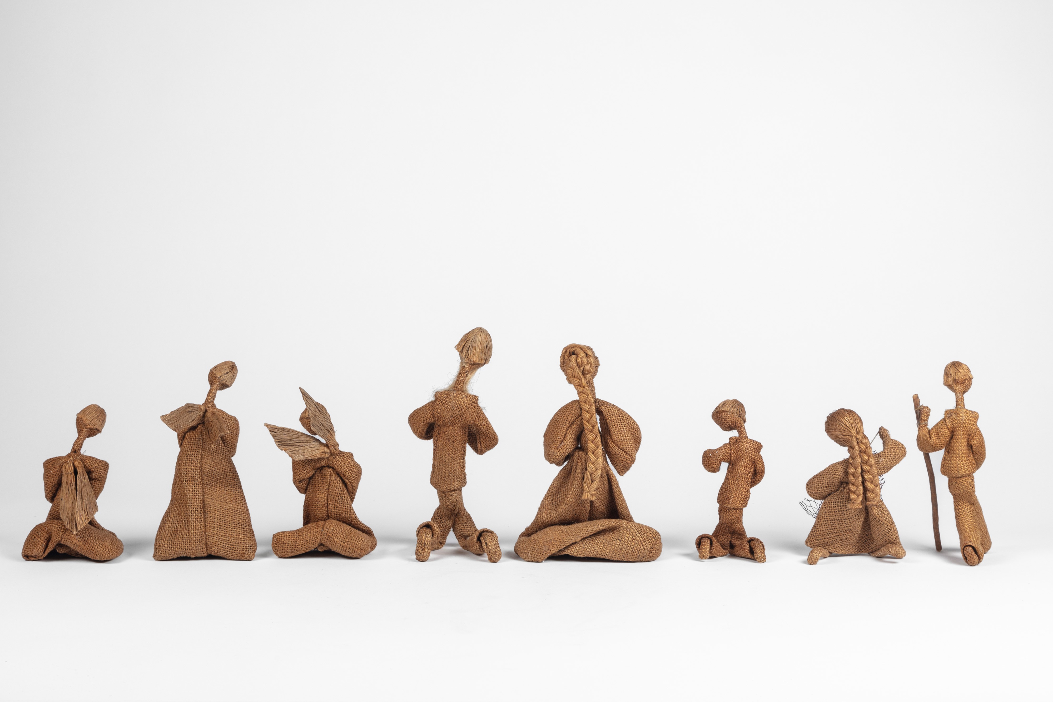 Presepio composto da 9 statuine in juta