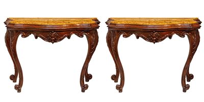 Coppia di Consoles in Noce Intagliato e con Piani in Marmo. Venezia, XVIII Secolo