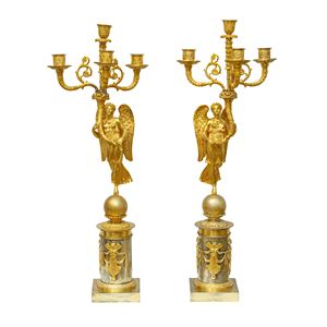 Coppia di candelabri a quattro luci in bronzo dorato. Francia, secolo XIX