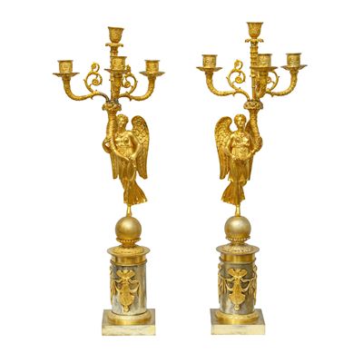 Coppia di Candelabri a Quattro Luci in Bronzo Dorato. Francia, Secolo XIX