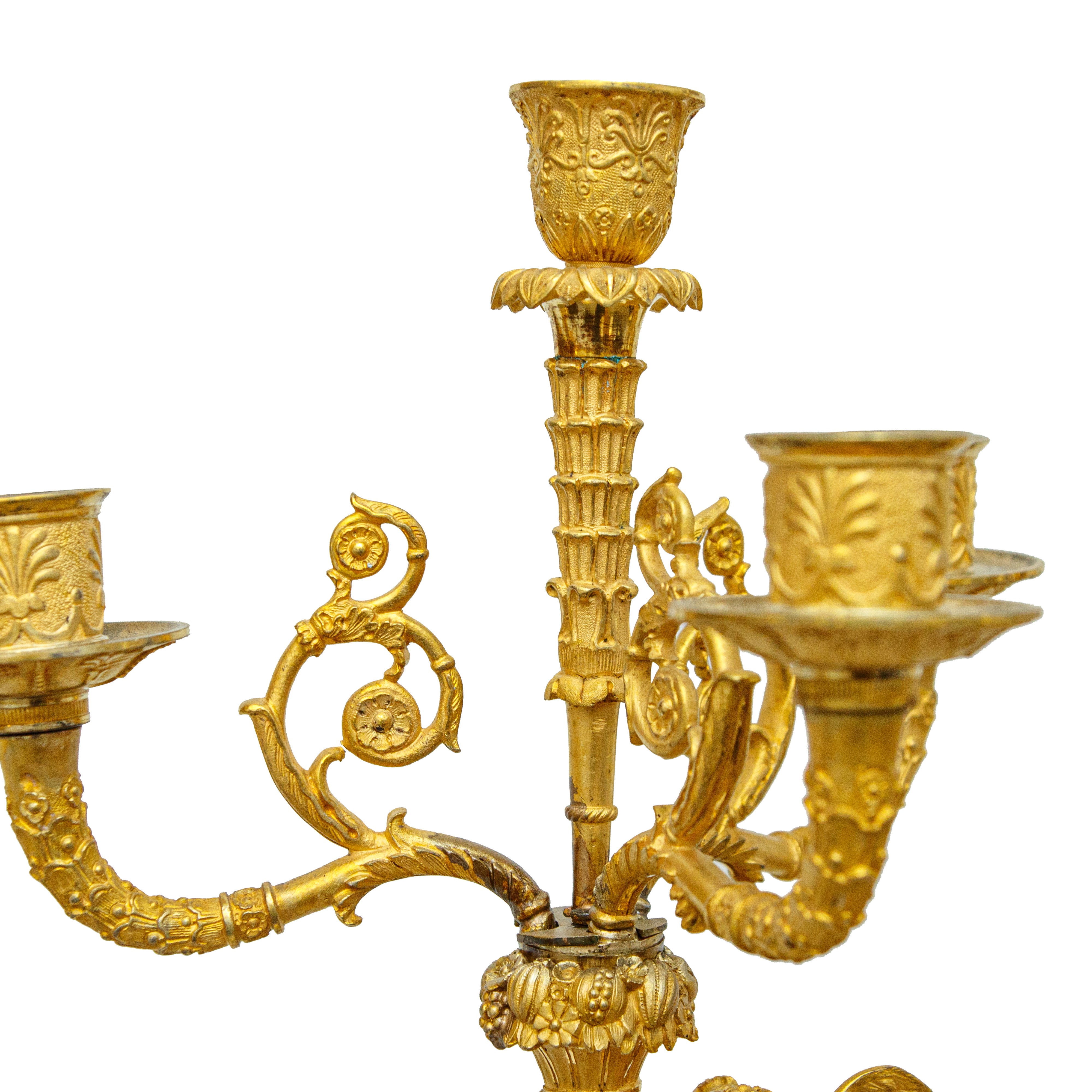 Coppia di Candelabri a Quattro Luci in Bronzo Dorato. Francia, Secolo XIX