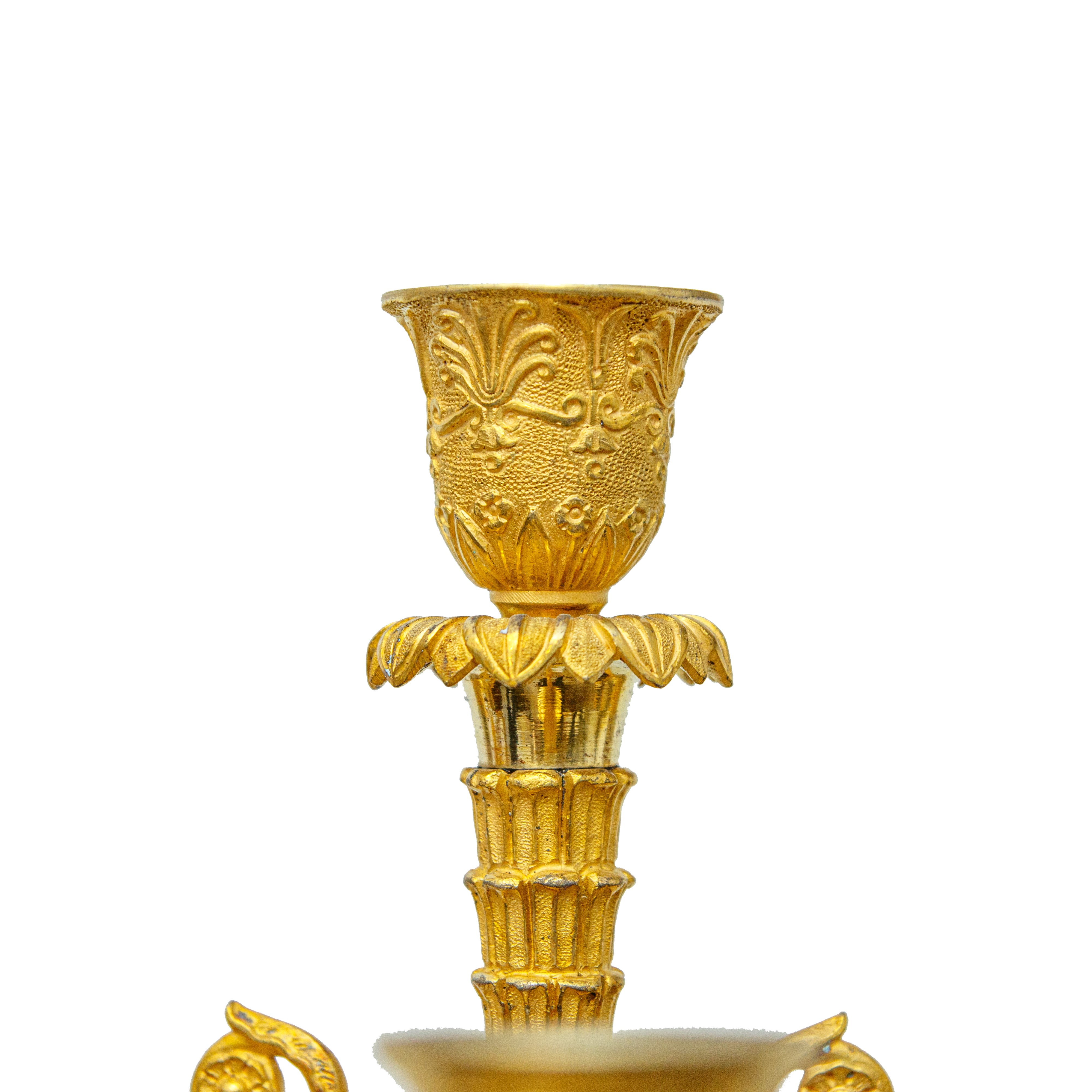 Coppia di Candelabri a Quattro Luci in Bronzo Dorato. Francia, Secolo XIX