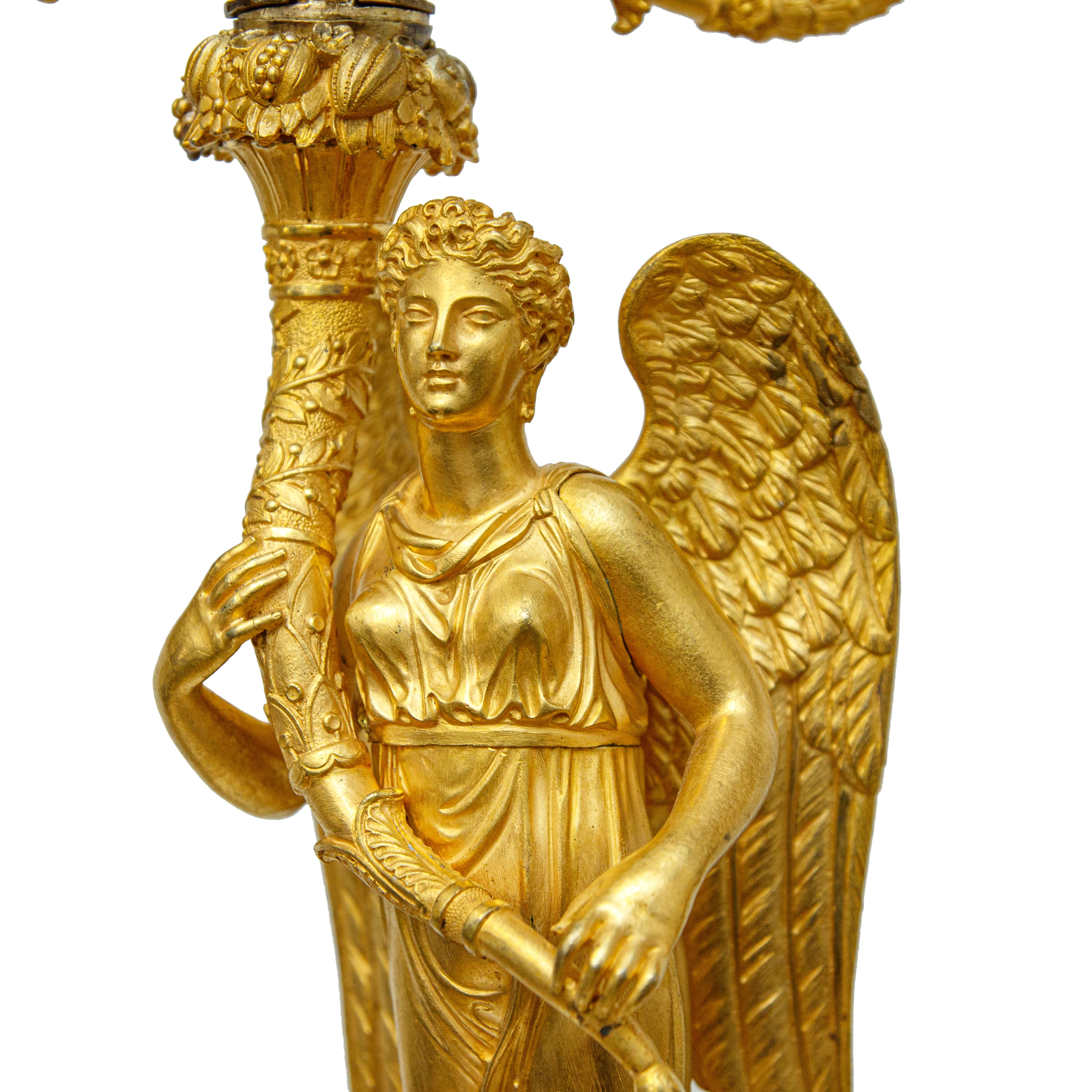 Coppia di Candelabri a Quattro Luci in Bronzo Dorato. Francia, Secolo XIX