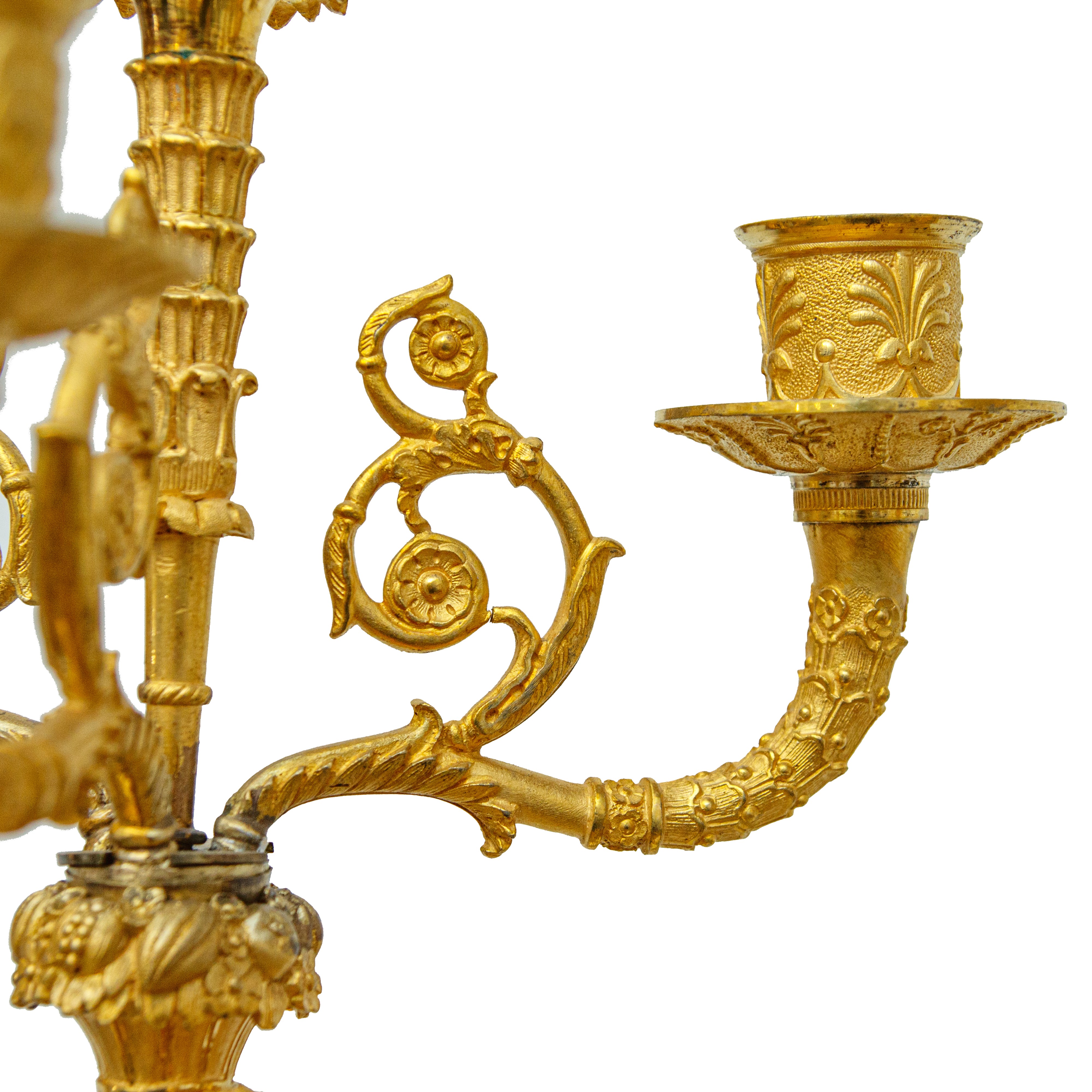 Coppia di Candelabri a Quattro Luci in Bronzo Dorato. Francia, Secolo XIX