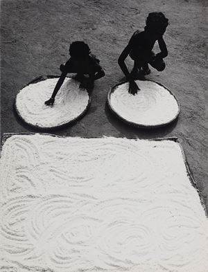 Preparazione della farina di manioca nel Mali