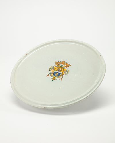 Alzata in Maiolica Compendiaria Centrata da Stemma, Manifattura di Faenza, Secolo XVII
