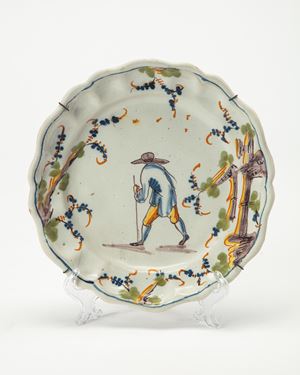 Piatto in maiolica con profilo sagomato e profilato in blu di cobalto decorato in policromia a gran fuoco con viandante in un paesaggio, Manifattura di Savona, secolo XVIII