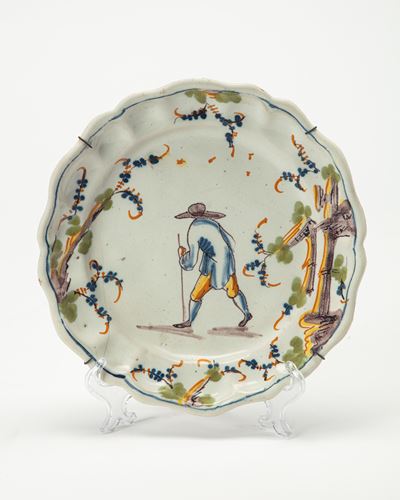 Piatto in Maiolica con Profilo Sagomato e Profilato in Blu di Cobalto Decorato in Policromia a Gr...