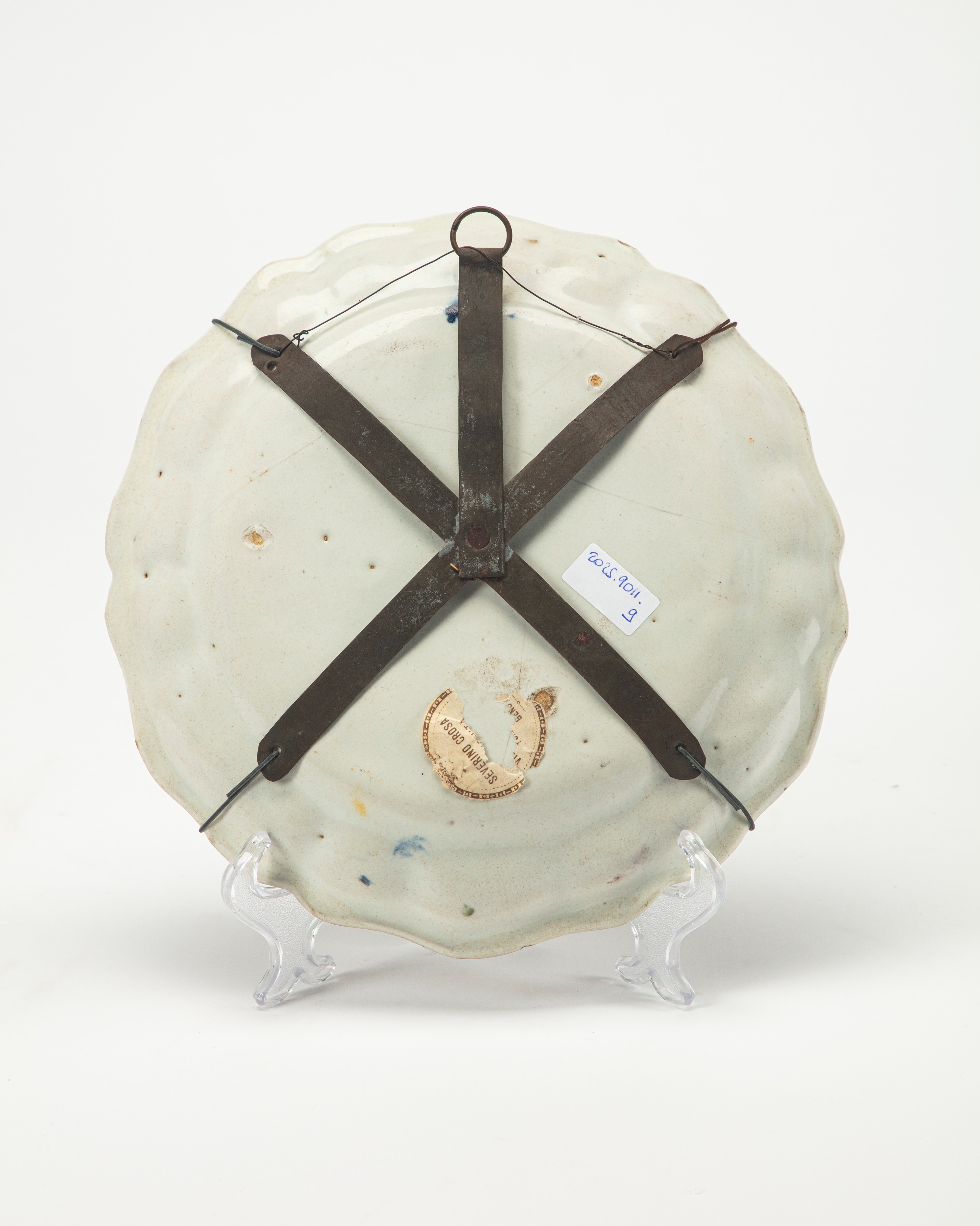 Piatto in Maiolica con Profilo Sagomato e Profilato in Blu di Cobalto Decorato in Policromia a Gr...