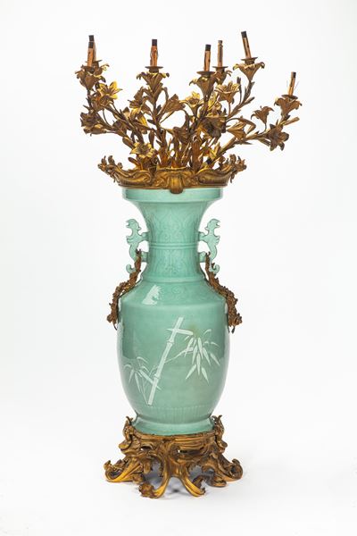 Grande Vaso Cinese a Fondo Celadon Montato a Candelabro con Bronzi Dorati. Cina e Francia, Secoli...