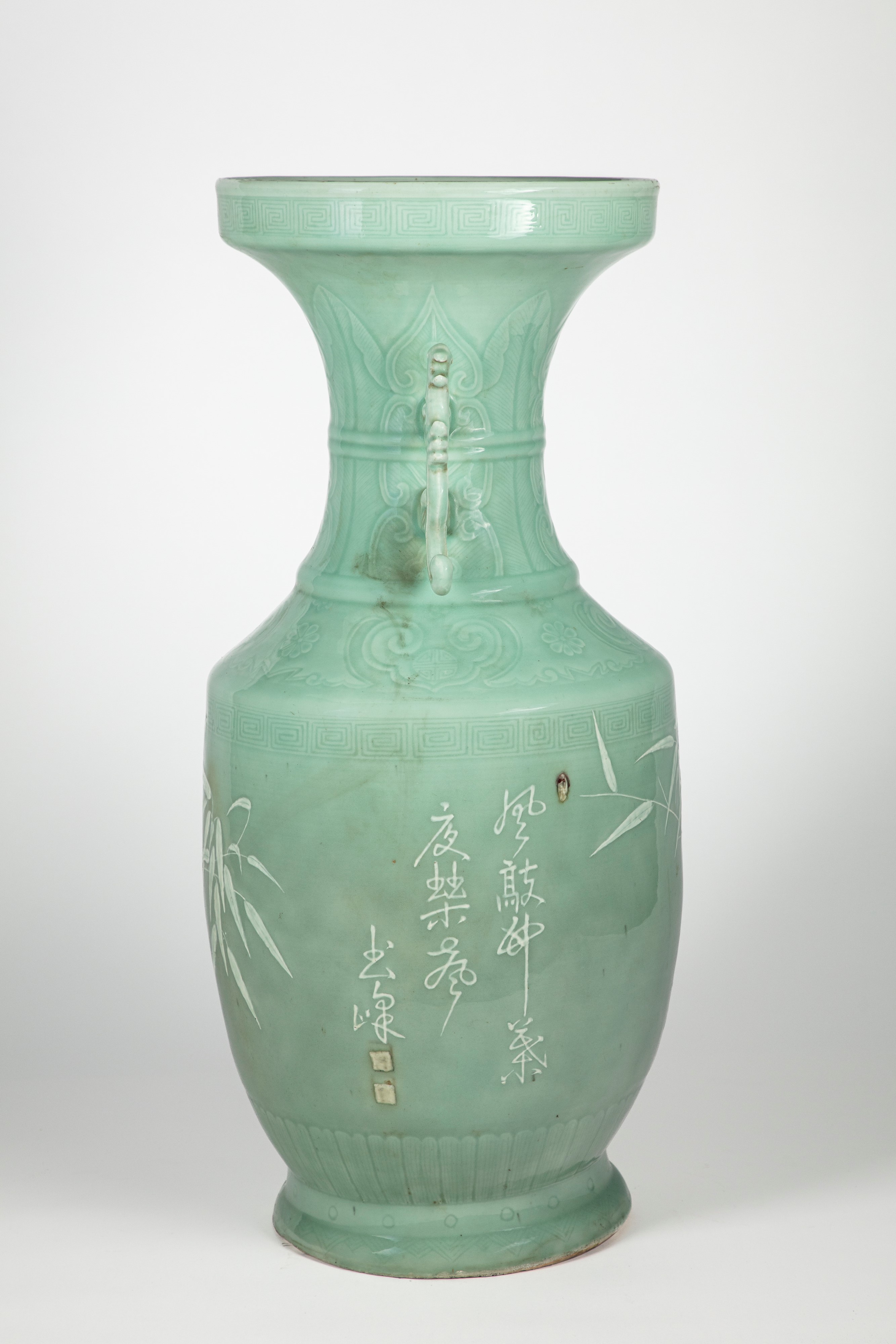 Grande Vaso Cinese a Fondo Celadon Montato a Candelabro con Bronzi Dorati. Cina e Francia, Secoli...