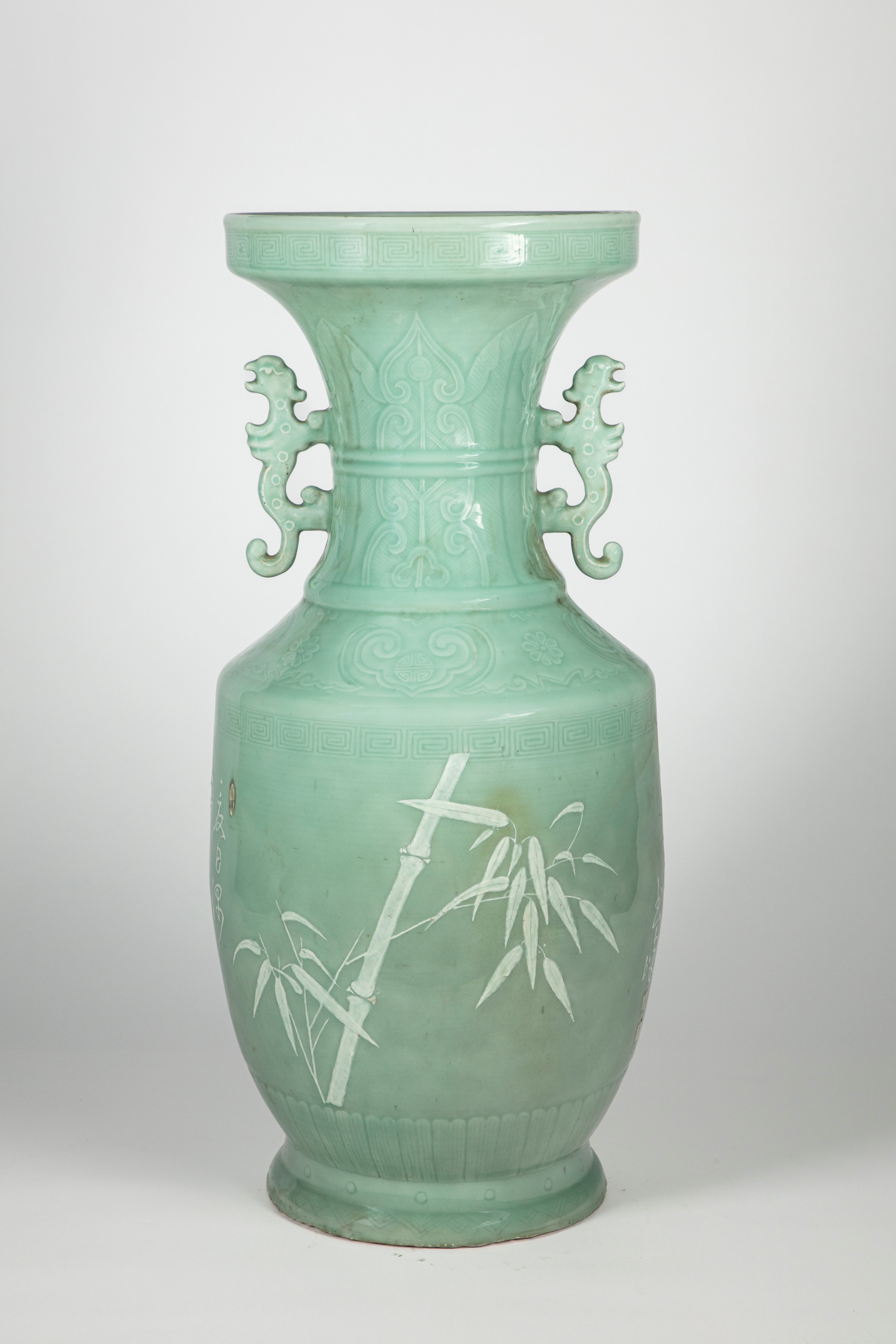 Grande Vaso Cinese a Fondo Celadon Montato a Candelabro con Bronzi Dorati. Cina e Francia, Secoli...