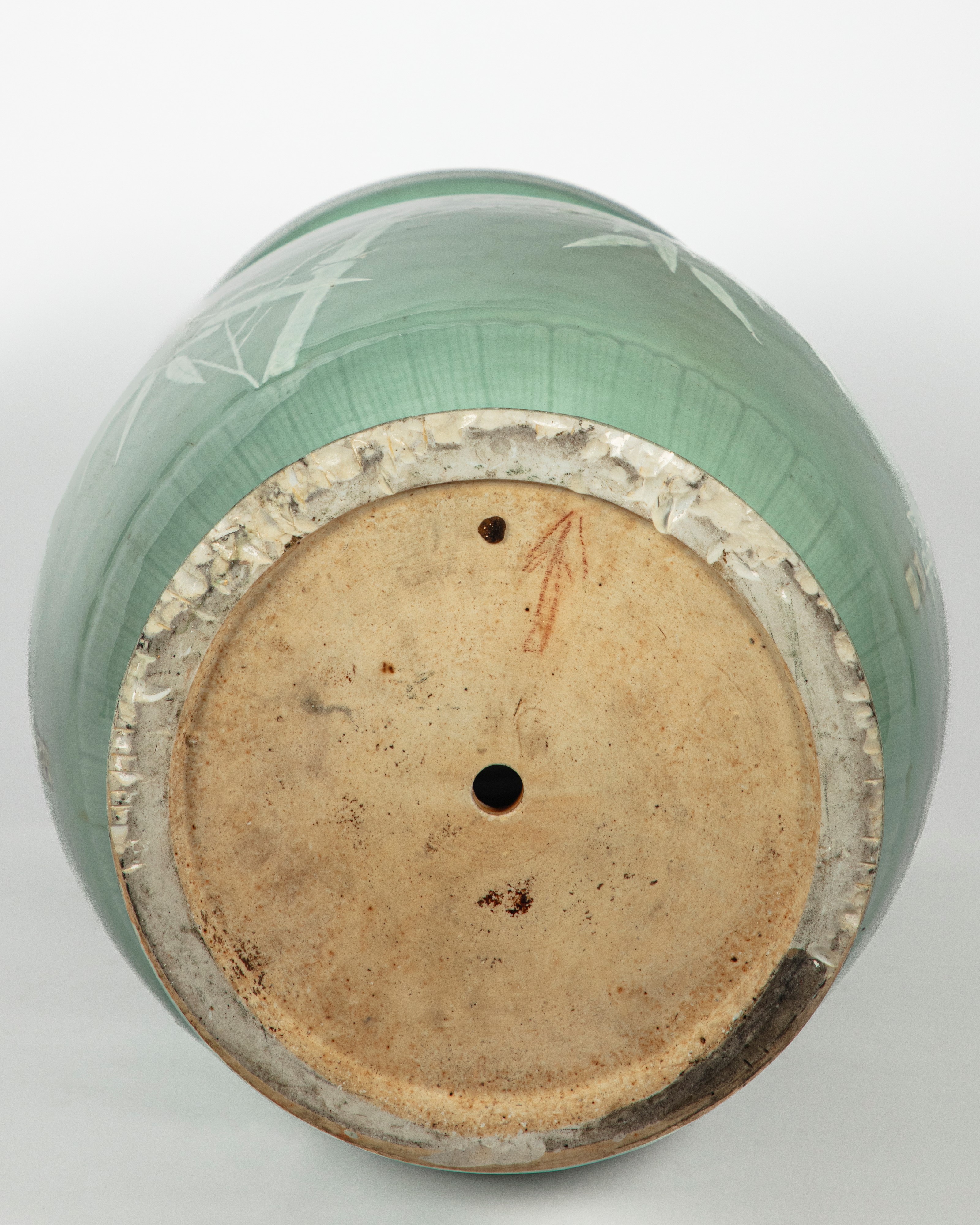 Grande Vaso Cinese a Fondo Celadon Montato a Candelabro con Bronzi Dorati. Cina e Francia, Secoli...