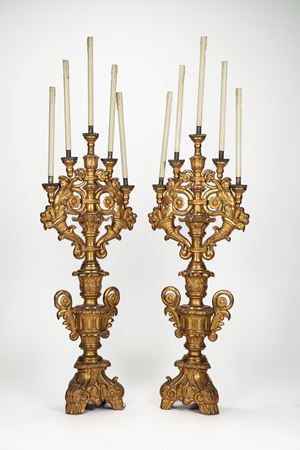 Coppia di candelabri in legno intagliato e dorato, secolo XIX