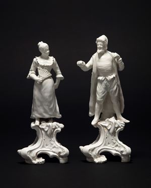 Due figure in terraglia smaltata raffiguranti gentiluomo e gentildonna con ventaglio, manifattura veneta, secolo XVIII