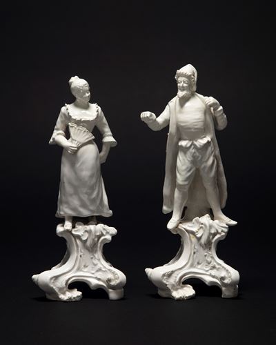 Due Figure in Terraglia Smaltata Raffiguranti Gentiluomo e Gentildonna con Ventaglio, Manifattura...