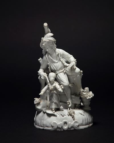 Manifattura Antonibon, Nove, Circa 1770. Gruppo in Porcellana Bianca Raffigurante Suonatore di Fl...