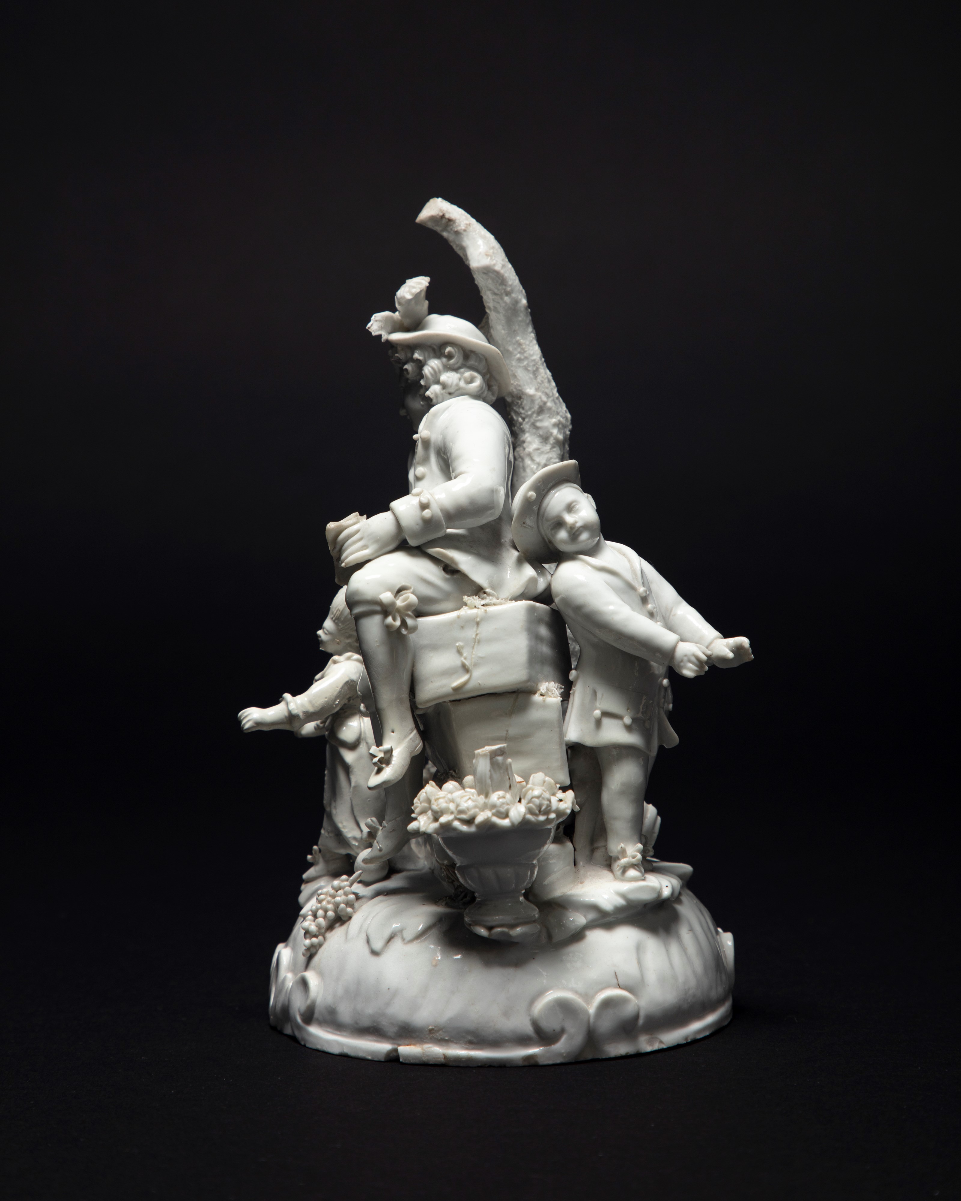 Manifattura Antonibon, Nove, Circa 1770. Gruppo in Porcellana Bianca Raffigurante Suonatore di Fl...