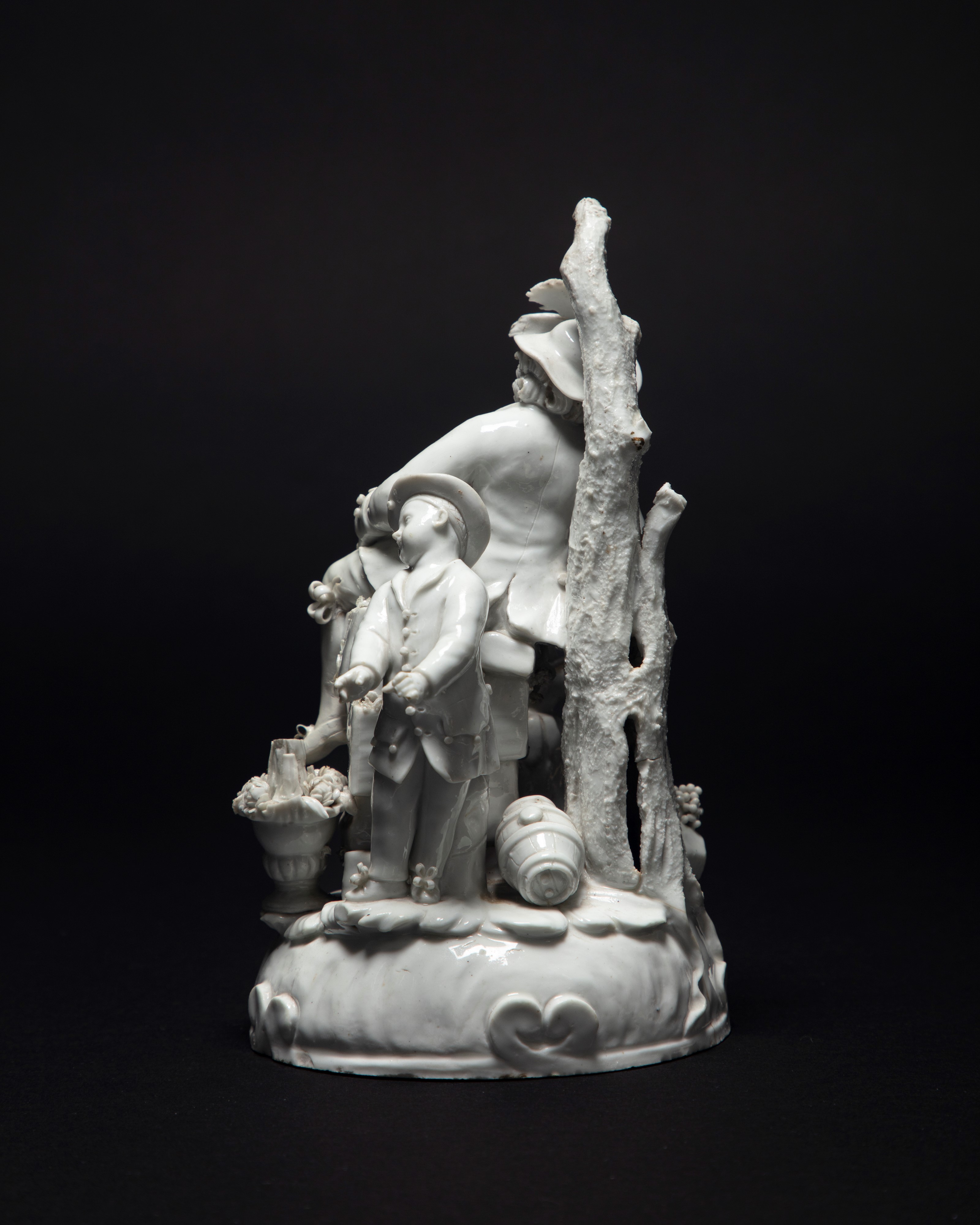 Manifattura Antonibon, Nove, Circa 1770. Gruppo in Porcellana Bianca Raffigurante Suonatore di Fl...