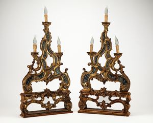 Coppia di mensole sormontate da appliques a tre fiamme in legno intagliato e dorato con inserti in vetro. Secolo XVIII