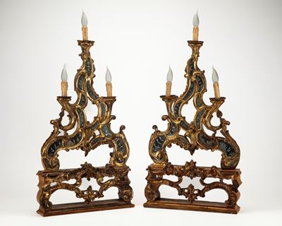 Coppia di Mensole Sormontate da Appliques a Tre Fiamme in Legno Intagliato e Dorato con Inserti i...