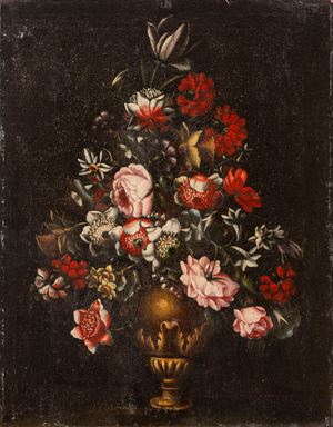 Rose, anemoni e garofani in un vaso