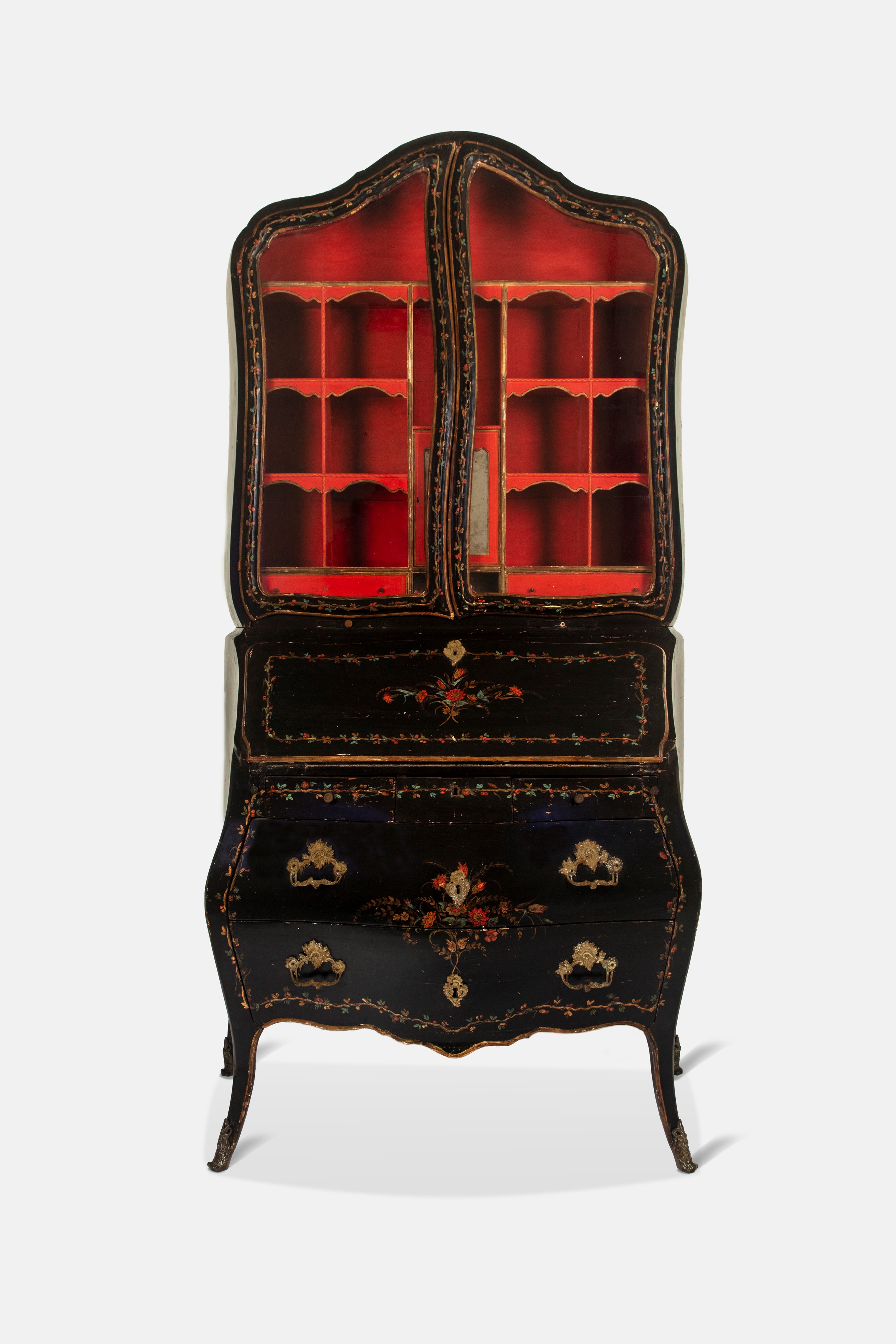 Trumeau laccato a fondo nero e rosso decorato a motivi floreali. Genova, XVIII secolo