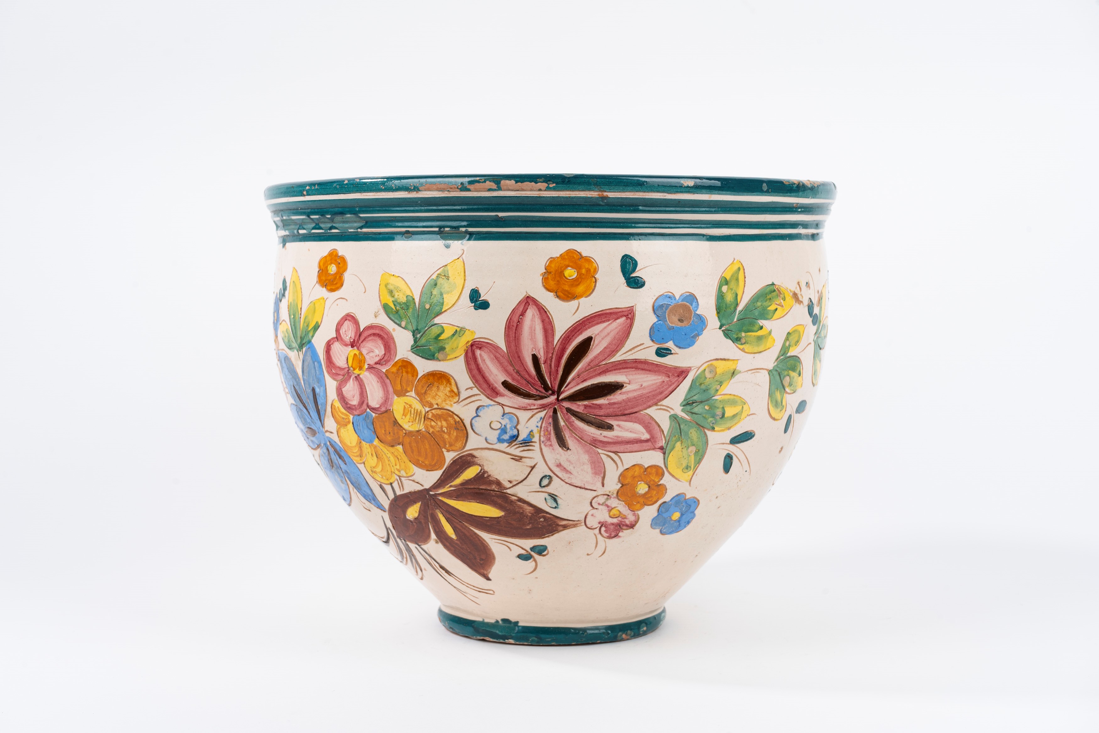 Gualdo Tadino, Vaso cache-pot in ceramica policroma decorato a motivi floreali