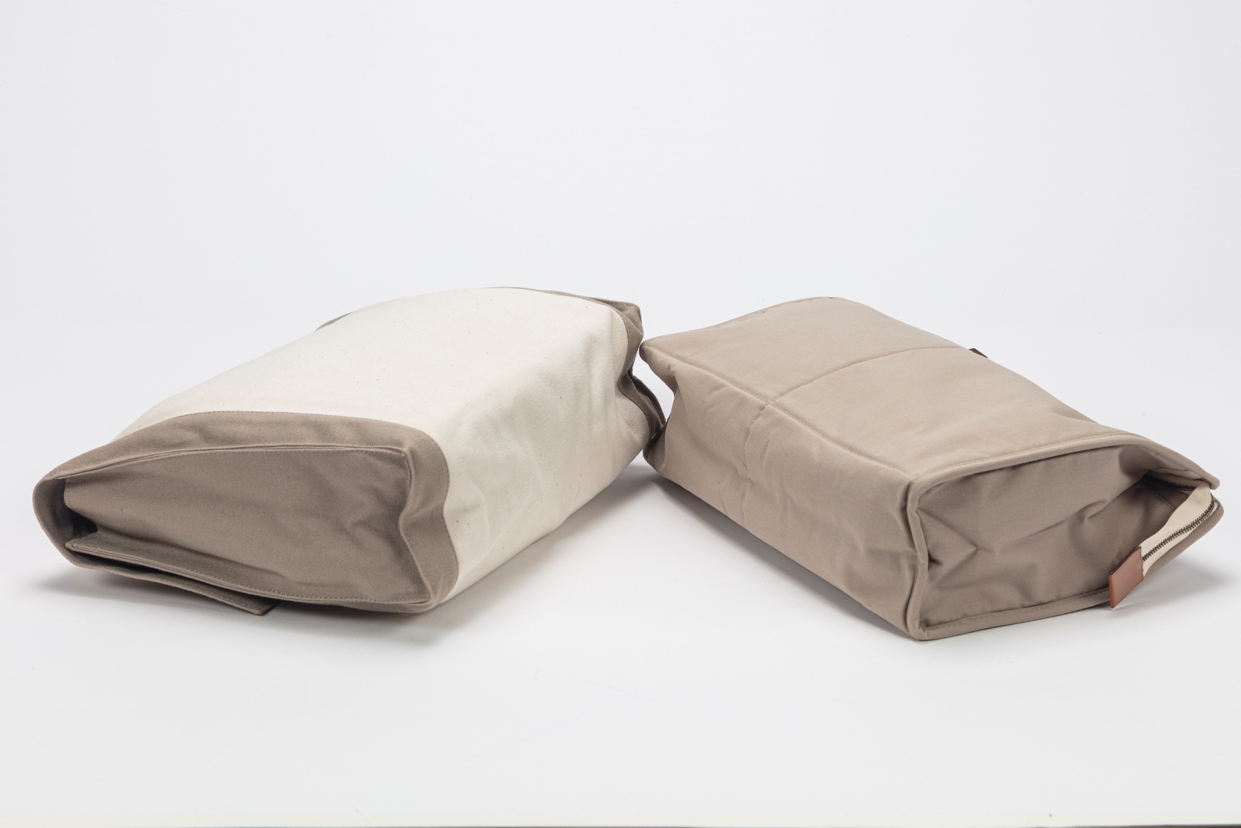 Lotto composto da 2 trousse da viaggio