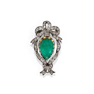 Spilla con smeraldo