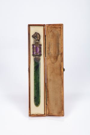 Tagliacarte in argento dorato, nefrite e smalto. San Pietroburgo, 1882-1899