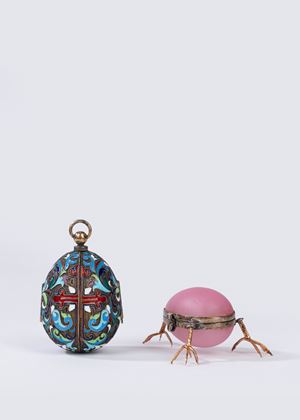 Lot consisting of a cloisonné egg in gilded silver and enamel with miniature and a box in pink opaline and silver, Russia, late 19th - early 20th century