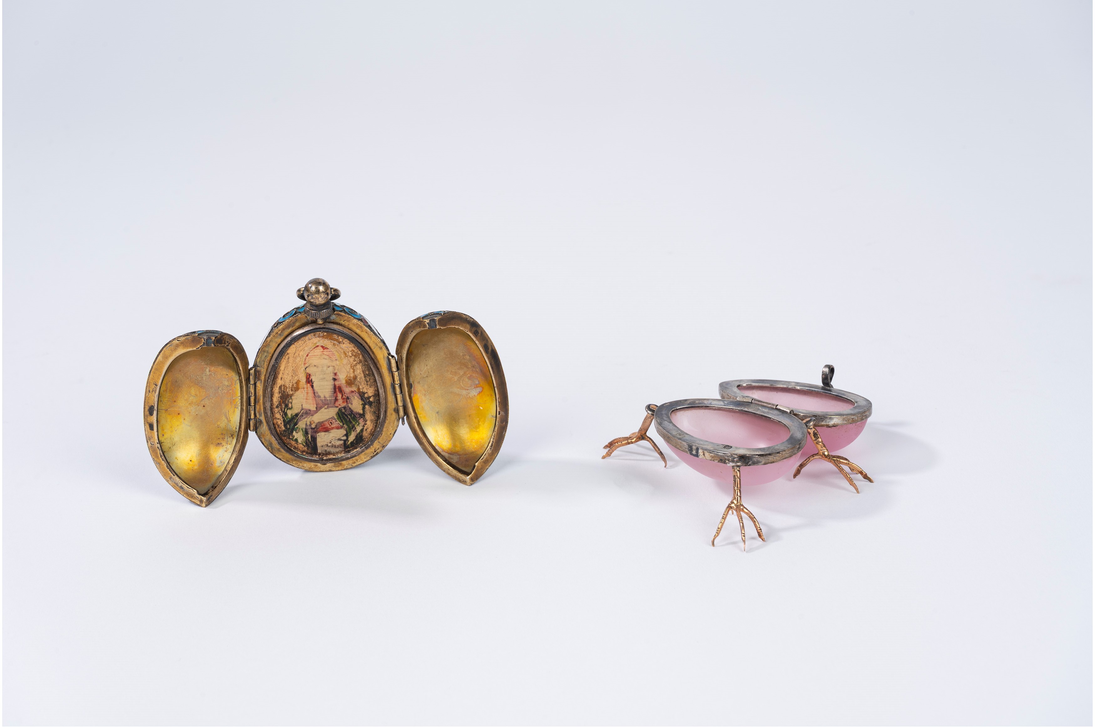Lotto Composto da un Uovo Cloisonné in Argento Dorato e Smalti con Miniatura e una Scatola in Opa...