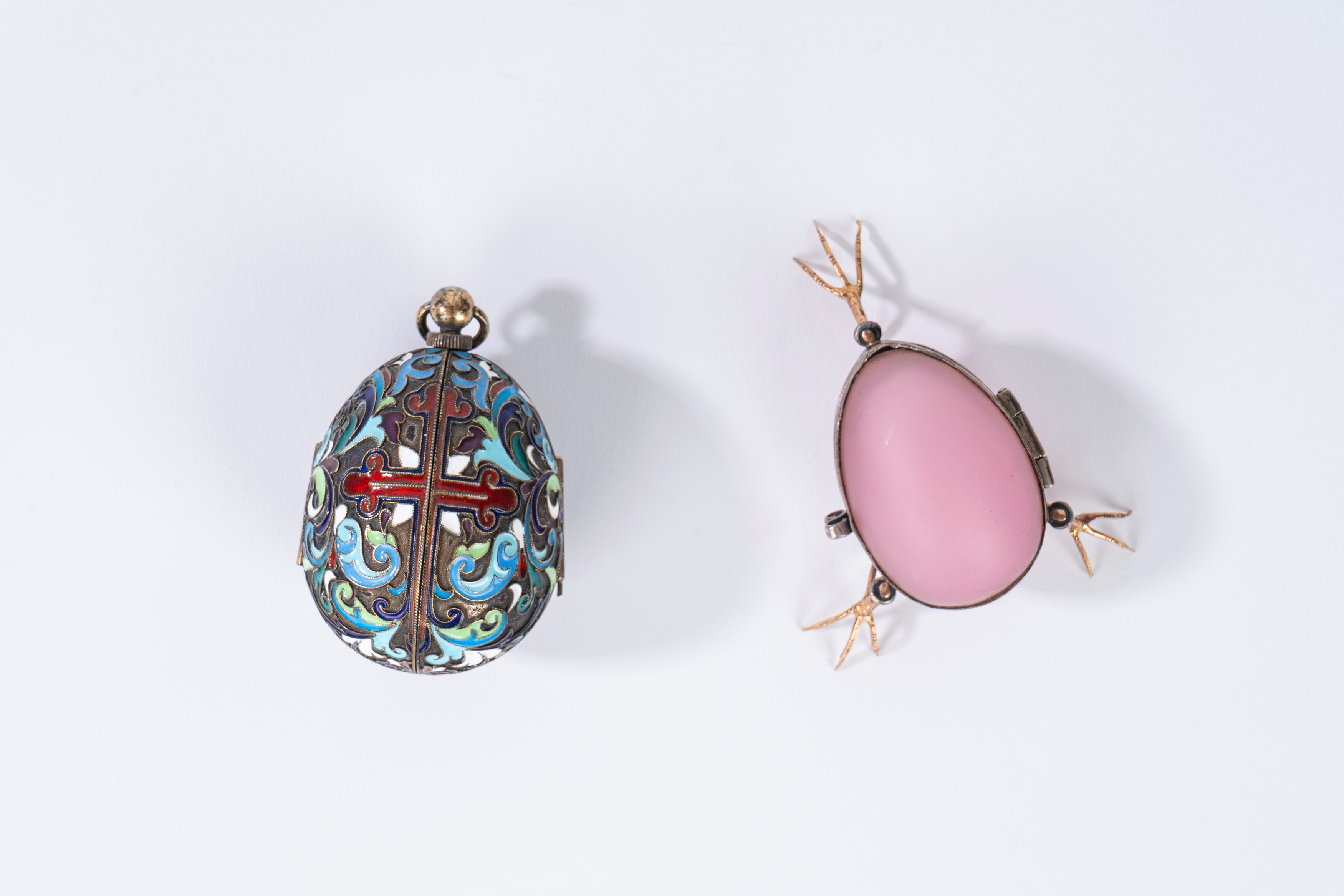 Lotto Composto da un Uovo Cloisonné in Argento Dorato e Smalti con Miniatura e una Scatola in Opa...