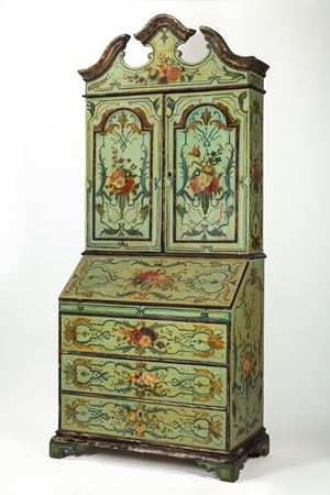 Trumeau in legno laccato in verde e decorato a motivi floreali. Sicilia, secolo XVIII.
