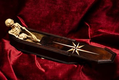 Memento Mori Raffigurante una Bara Ottagonale in Legno di Noce Intarsiato con Quattro Piedini a C...