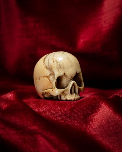 Memento Mori Raffigurante Teschio in Avorio Intagliato e Traforato. Nord Europa, Inizio Secolo XX