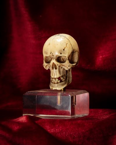 Memento Mori Raffigurante Teschio in Avorio Intagliato e Traforato. Nord Europa, Inizio Secolo XX...