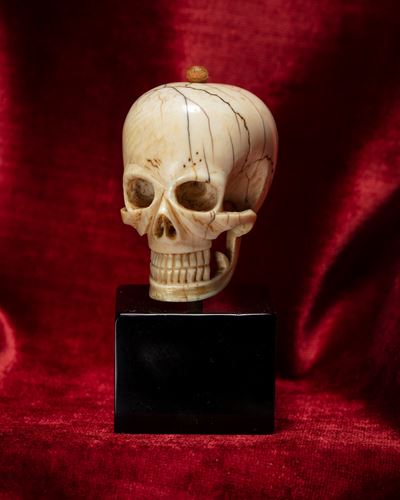 Memento Mori Raffigurante Teschio in Avorio Intagliato e Traforato. Nord Europa, Inizio Secolo XX...