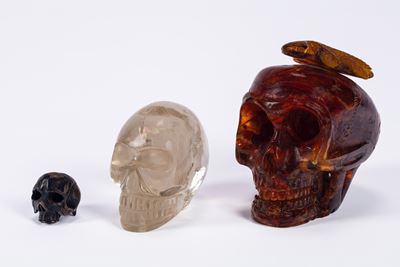 Tre Memento Mori di Cui uno in Ambra Scolpita Raffigurante Teschio Sormontato da Salamandra, uno ...
