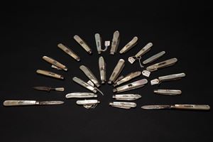 Raccolta di ventiquattro coltellini e un segnalibro in argento inglese, per lo più del secolo XIX, con manici in madreperla, alcuni incisi a motivi floreali
