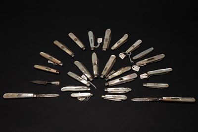 Raccolta di Ventiquattro Coltellini e un Segnalibro in Argento Inglese, per lo Più del Secolo XIX...