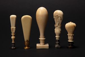 ☼ Cinque sigilli in avorio e metallo cesellato. Secolo XIX