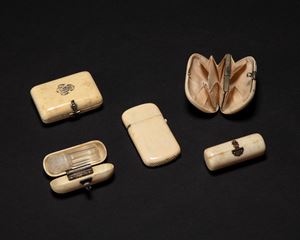 Lotto in avorio composto da un borsellino, un portafiammiferi, un portapillole con monogramma inciso e due porta profumo di cui uno completo con boccetta in vetro. Fine secolo XIX/inizio secolo XX