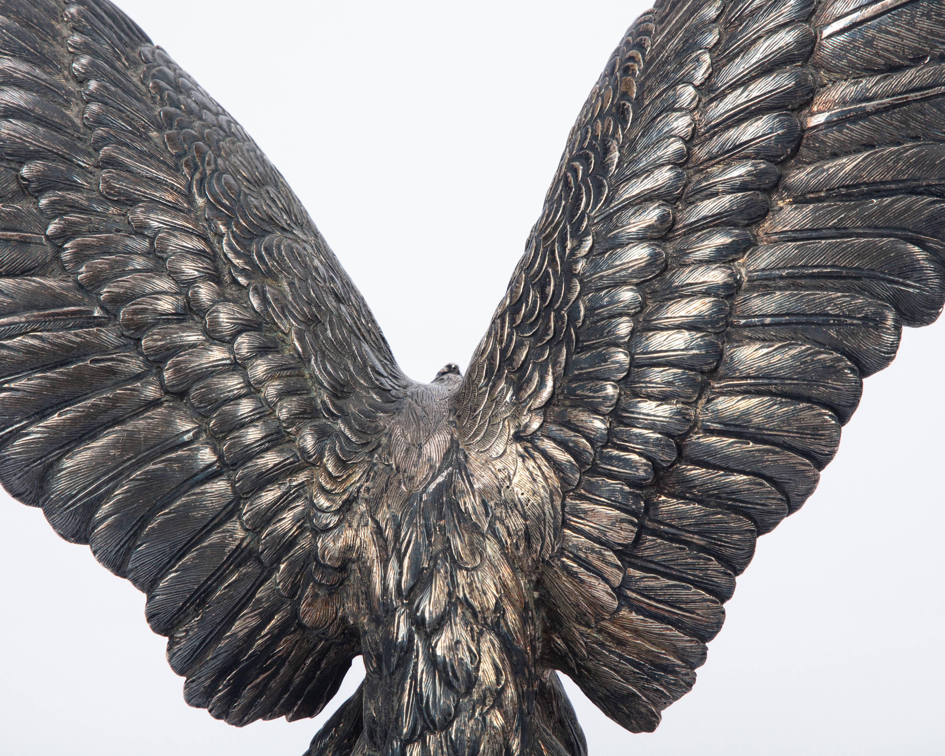 Aquila Ad Ali Spiegate in Argento Sbalzato con Piumaggio Realisticamente Cesellato