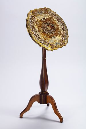 Tavolino con piano a vela in acero riccamente intarsiato in ottone, avorio, palissandro ed ebano. Secolo XIX